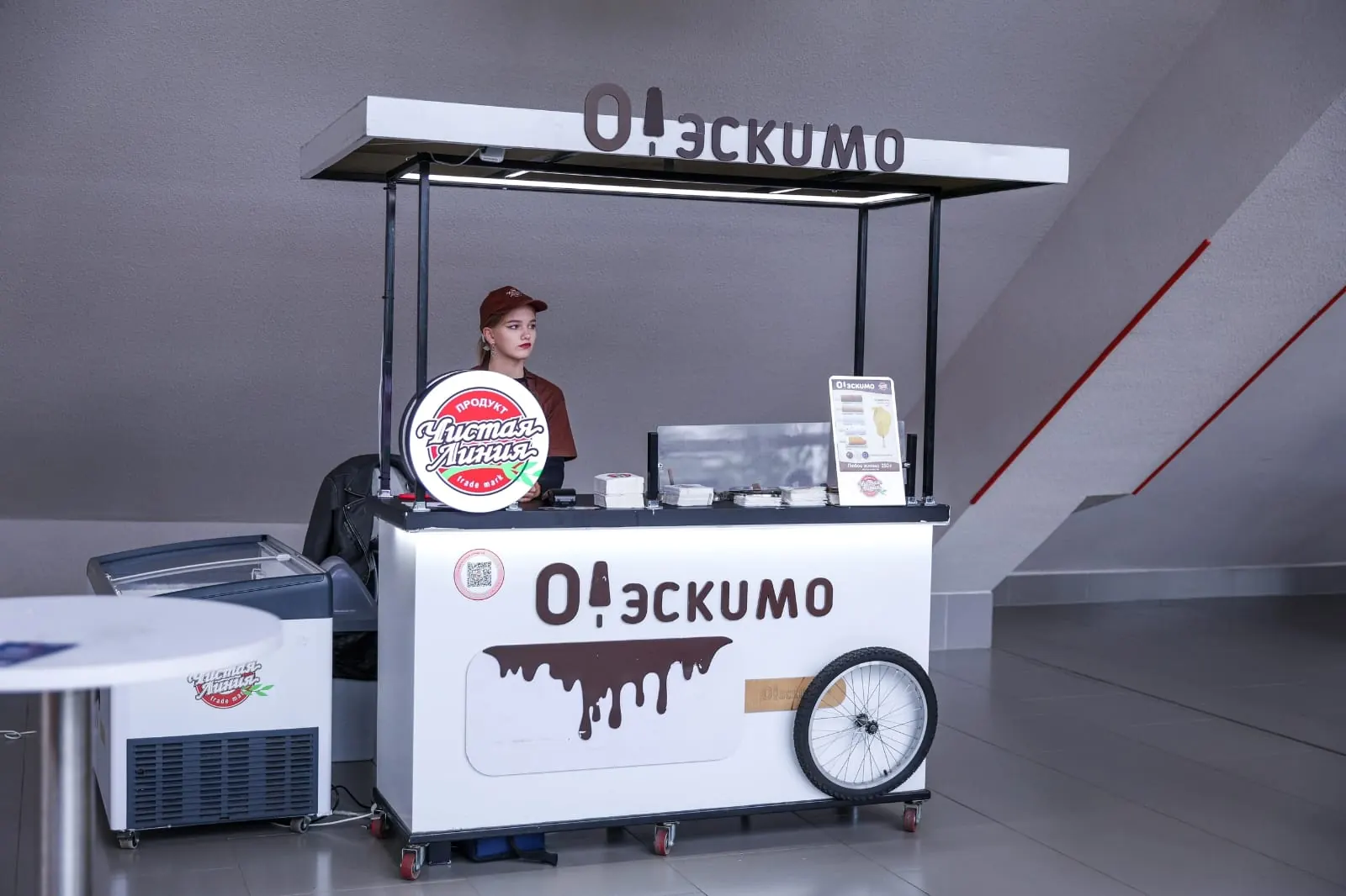 Мальчик пробует эскимо